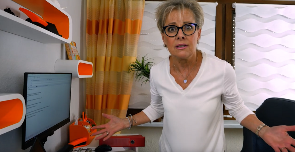 Thumbnail Tanja Schumann im Büro