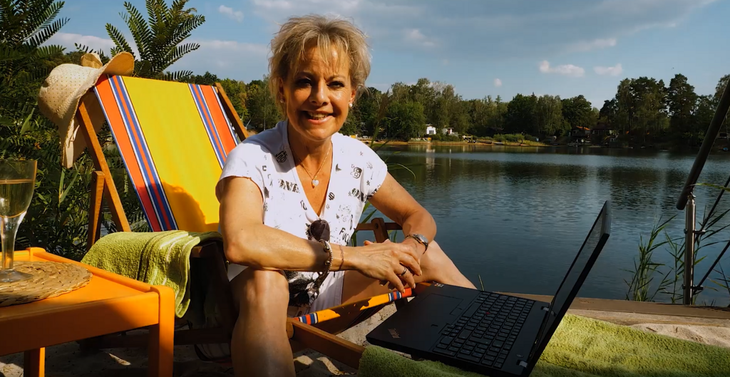 Thumbnail Tanja Schumann im Homeoffice