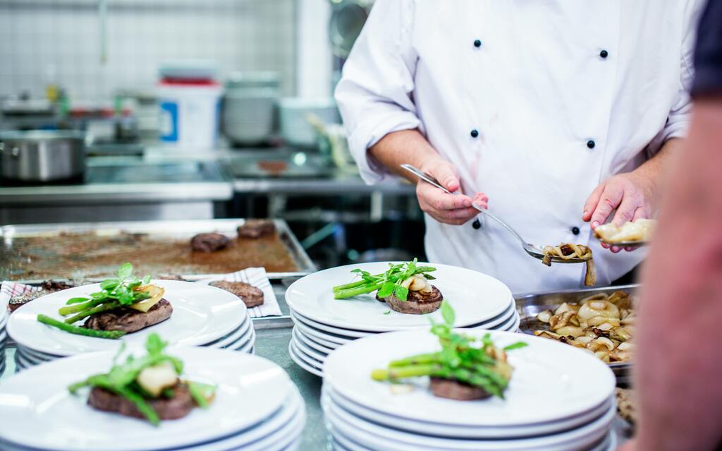 Koch kalkuliert Speisen