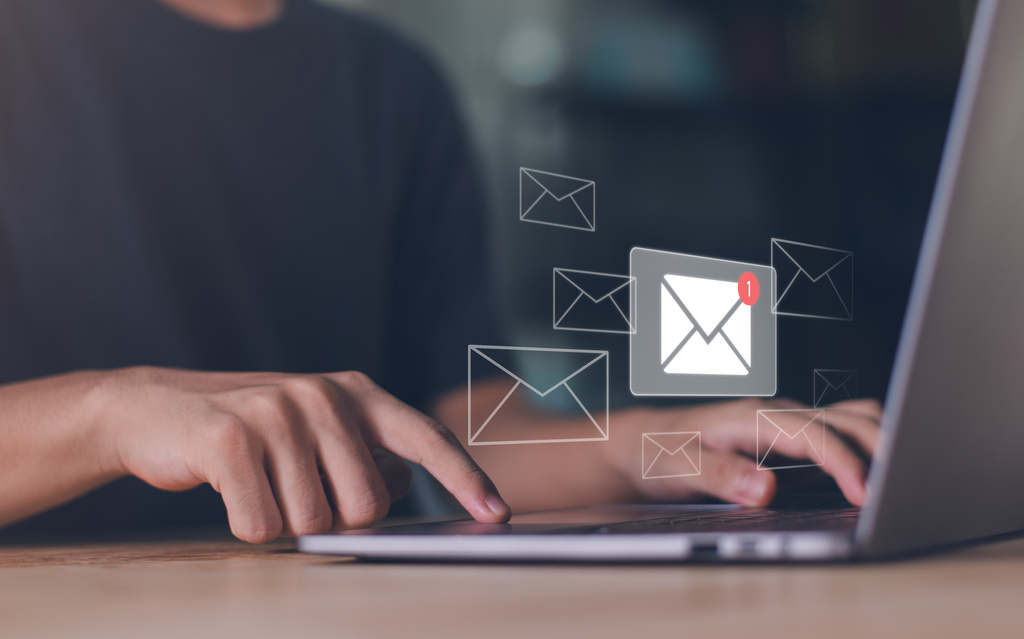 Computer mit E-Mail-Icon